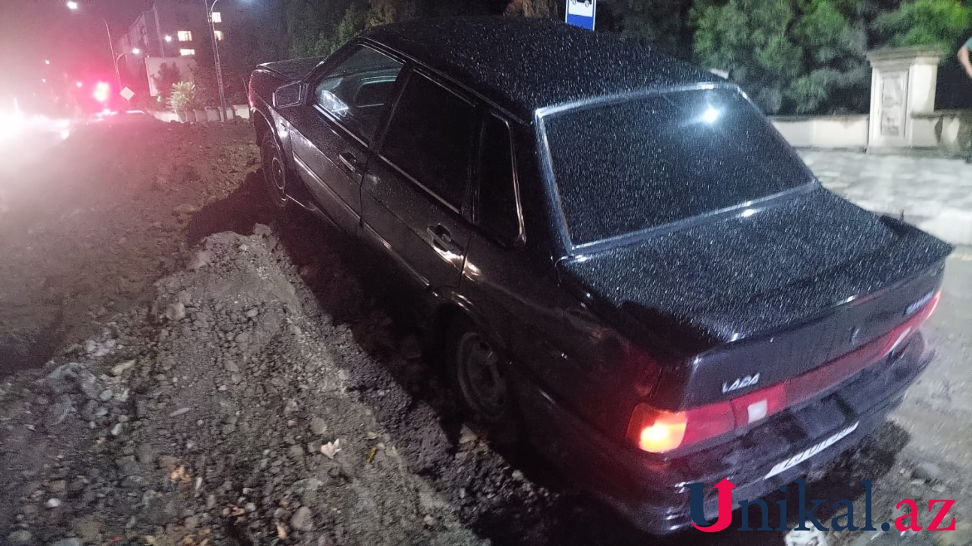 Gəncədə avtomobil xəndəyə düşdü - FOTOLAR